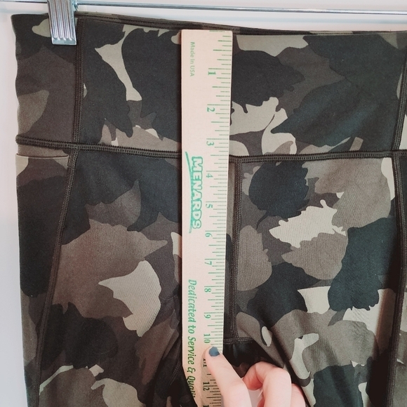 Athleta Run Free Camo 7/8 Tight Arbor Olive Leggings Zip Pocket Workout Gym sz S - Picture 13 of 14